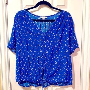 Beachlunchlounge XL Blouse. Blue with Daisies.